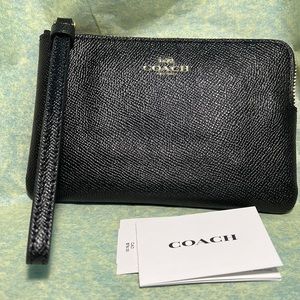NWT last minute gift Coach corner zip wristlet black